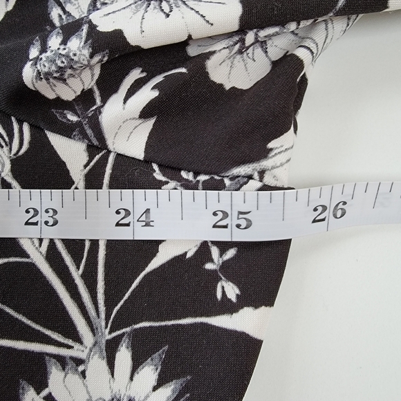 EUC Emaline Black and White Floral Vneck Tunic Top Size 1X - Picture 5 of 7